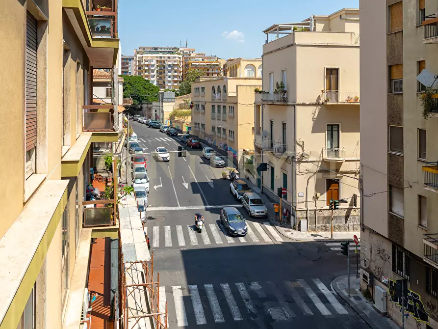 Immagine 3 di Locale commerciale in vendita  in Via Passo Gravina 81c a Catania