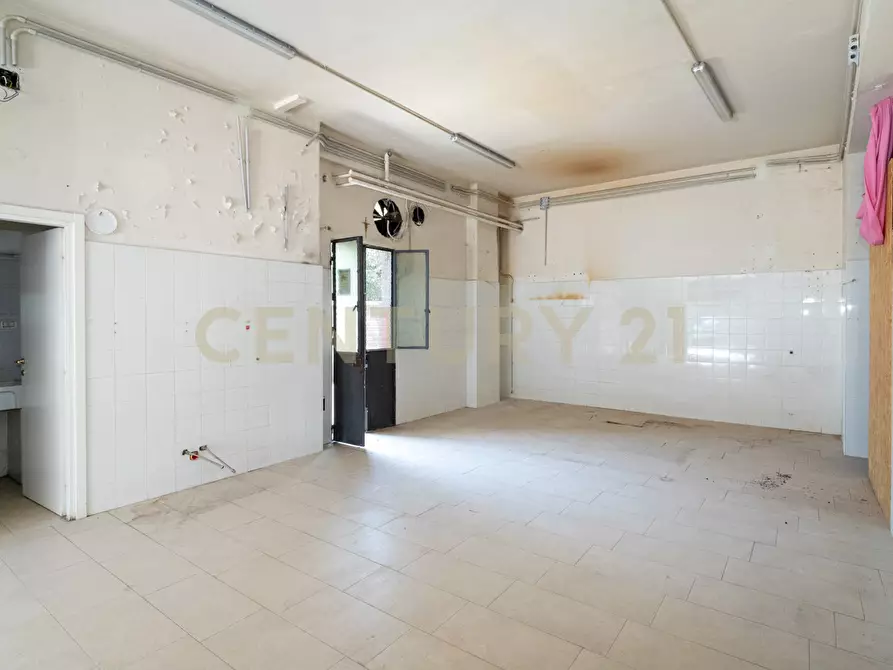 Immagine 23 di Locale commerciale in vendita  in Via Tiziano 10 a Gravina Di Catania