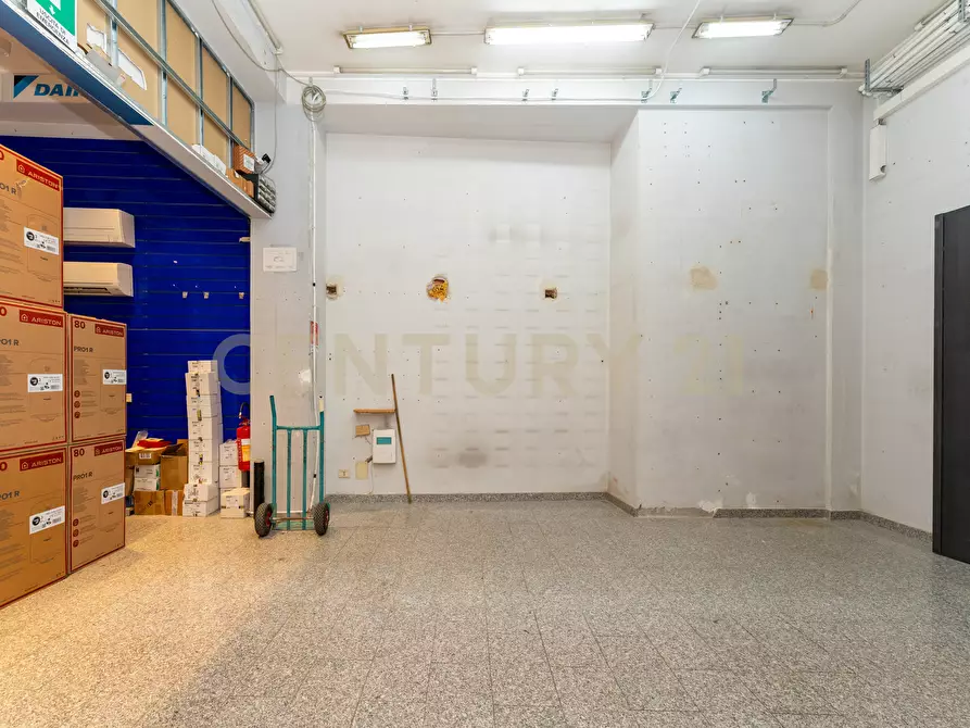 Immagine 7 di Locale commerciale in vendita  in Via Firenze 205 a Aci Castello