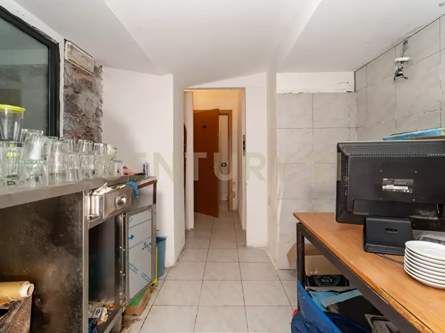 Immagine 32 di Locale commerciale in vendita  in Via Giuseppe Verdi 65 a Catania