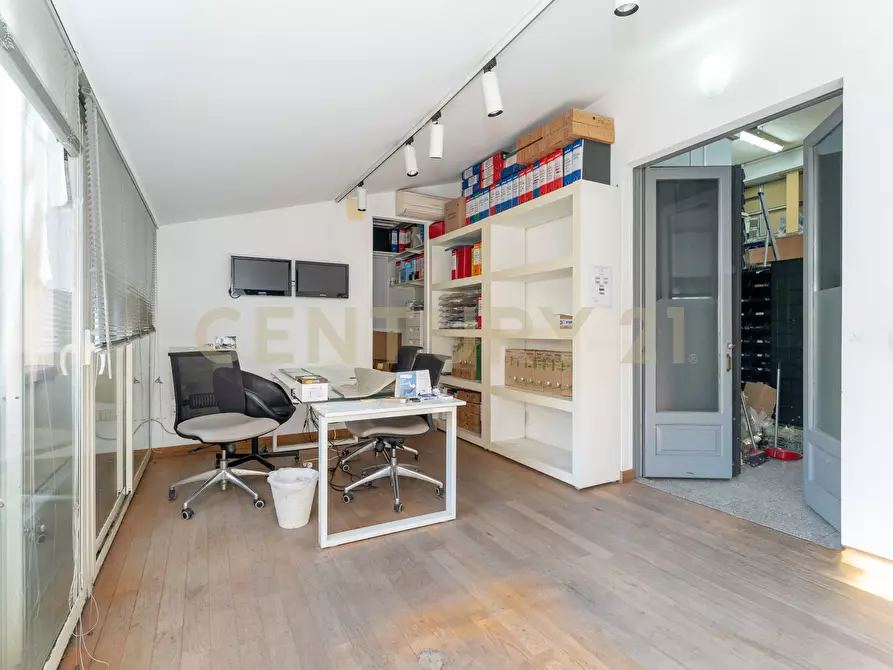 Immagine 13 di Locale commerciale in vendita  in Via Firenze 205 a Aci Castello