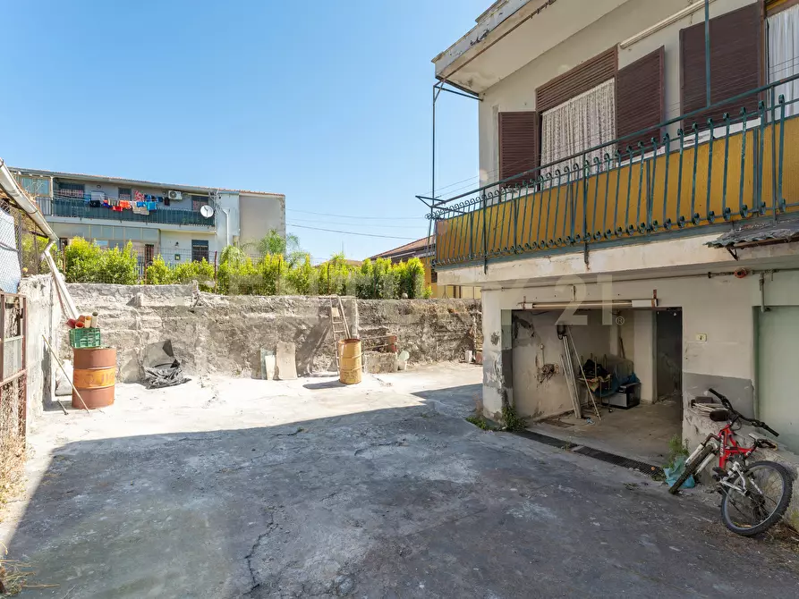 Immagine 51 di Villa in vendita  in Via Macello 47 a Catania