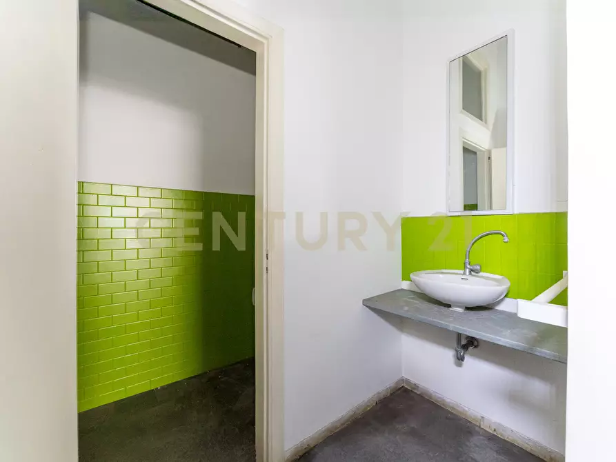 Immagine 4 di Locale commerciale in vendita  in Via Francesco Riso 72/C a Catania