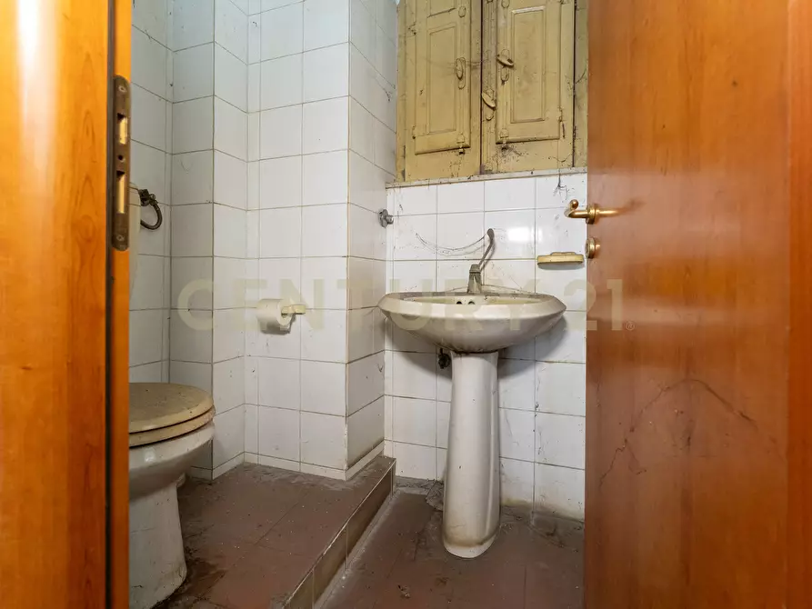 Immagine 19 di Locale commerciale in vendita  in Via del Bosco 107 a Catania