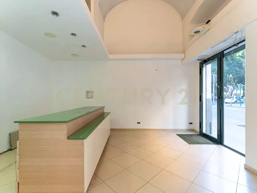 Immagine 40 di Locale commerciale in affitto  in viale Regina Margherita 19 a Catania