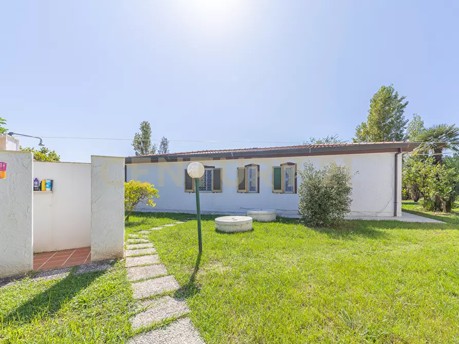 Immagine 50 di Villa in vendita  in Strada Isola Bella 43 a Latina