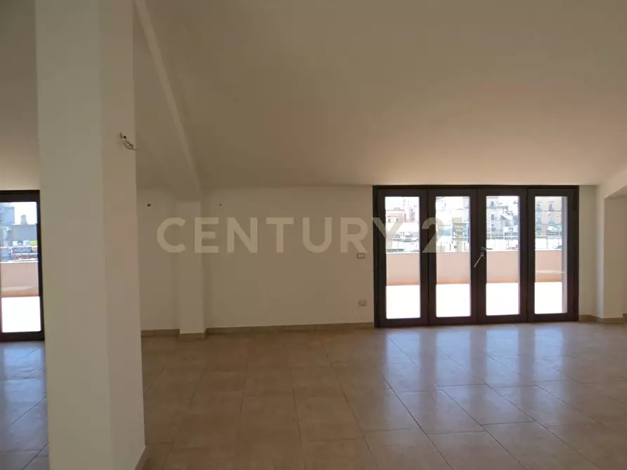 Immagine 14 di Locale commerciale in vendita  in Via Archimede 149 a Catania
