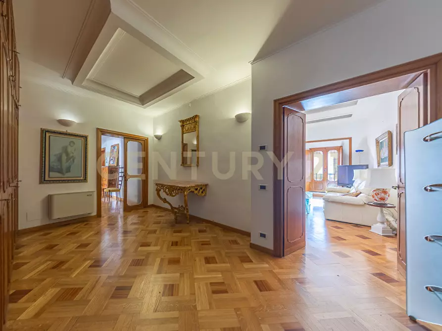 Immagine 4 di Pentalocale in vendita  in Via della Croce 71 a Roma