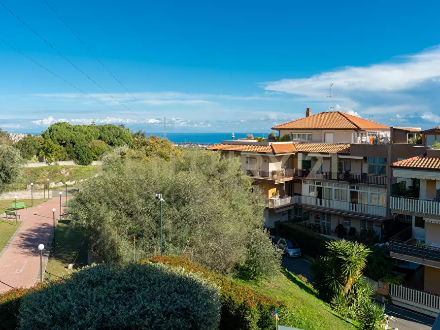 Immagine 20 di Trilocale in vendita  in Via Teocrito 10 a Aci Catena