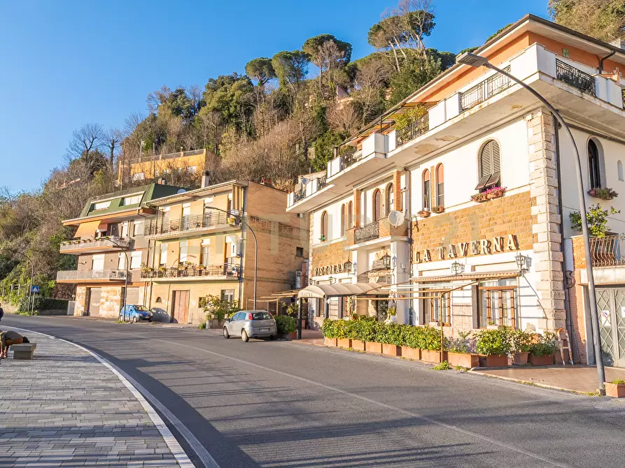 Immagine 38 di Locale commerciale in vendita  in Via Nemorense 17 a Nemi