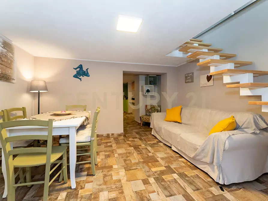 Immagine 35 di Pentalocale in vendita  in Via Crocifisso 26 a Aci Castello