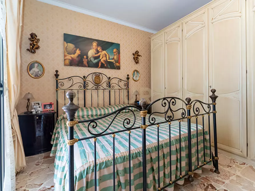 Immagine 37 di Pentalocale in vendita  in Via Carrubella 155 a Gravina Di Catania