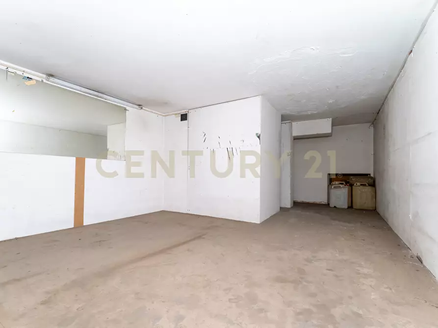 Immagine 15 di Locale commerciale in vendita  in Via Bronte 2l a Catania