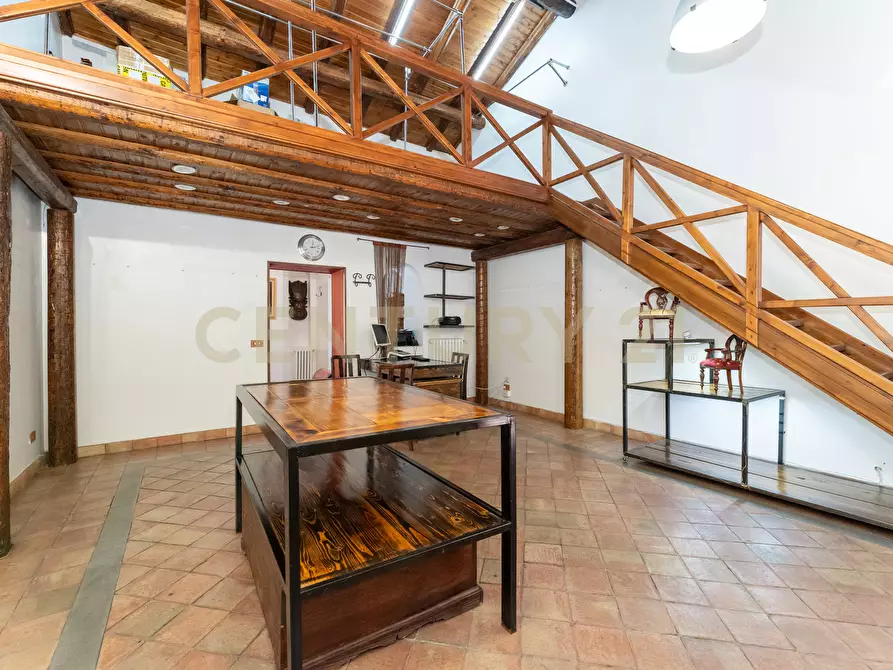 Immagine 17 di Locale commerciale in affitto  in Via Etnea 90 a Mascalucia