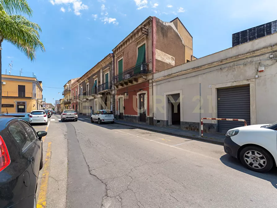 Immagine 3 di Locale commerciale in vendita  in Piazza Guglielmo Marconi 19 a San Gregorio Di Catania