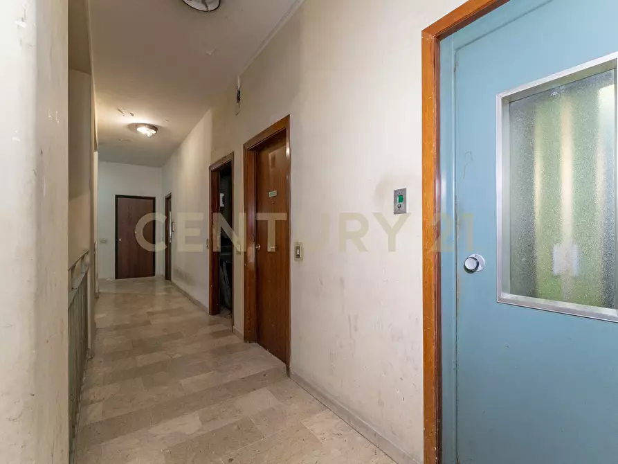 Immagine 12 di Pentalocale in vendita  in Via Due Obelischi 48 a Gravina Di Catania