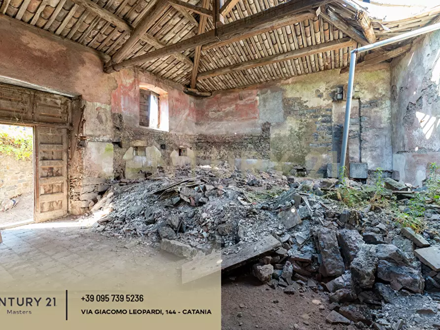 Immagine 24 di Villa in vendita  in Via Manganelli 1 a Mascalucia