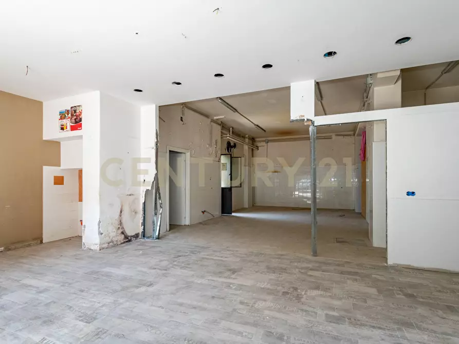 Immagine 8 di Locale commerciale in vendita  in Via Tiziano 10 a Gravina Di Catania