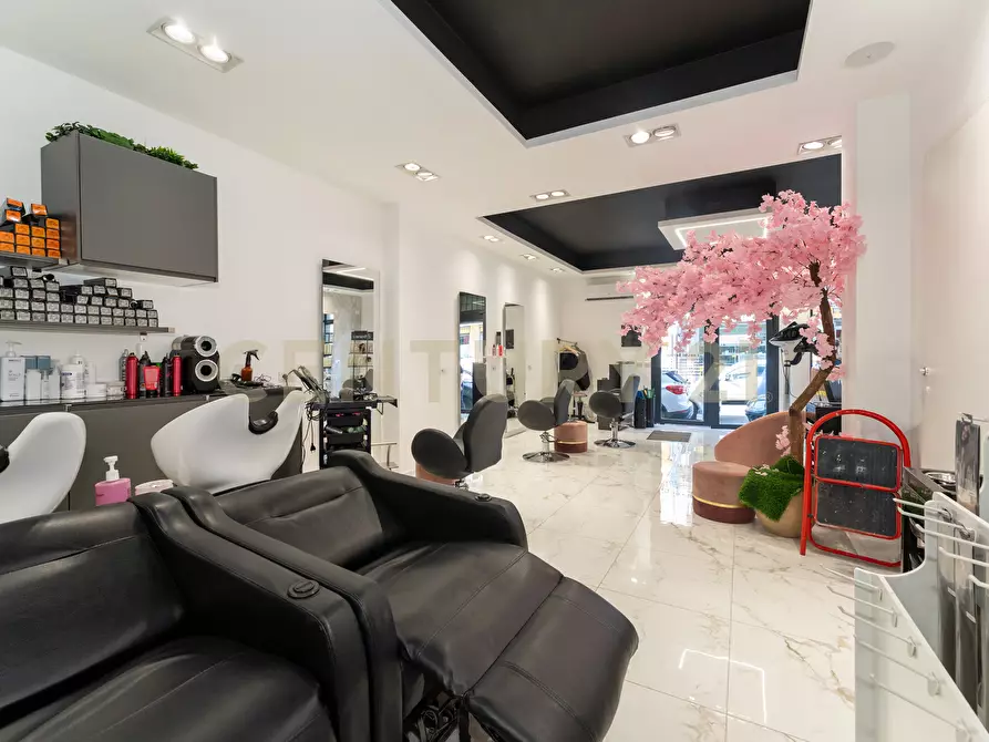 Immagine 24 di Locale commerciale in vendita  in Via Vittorio Emanuele II 113a a Gravina Di Catania