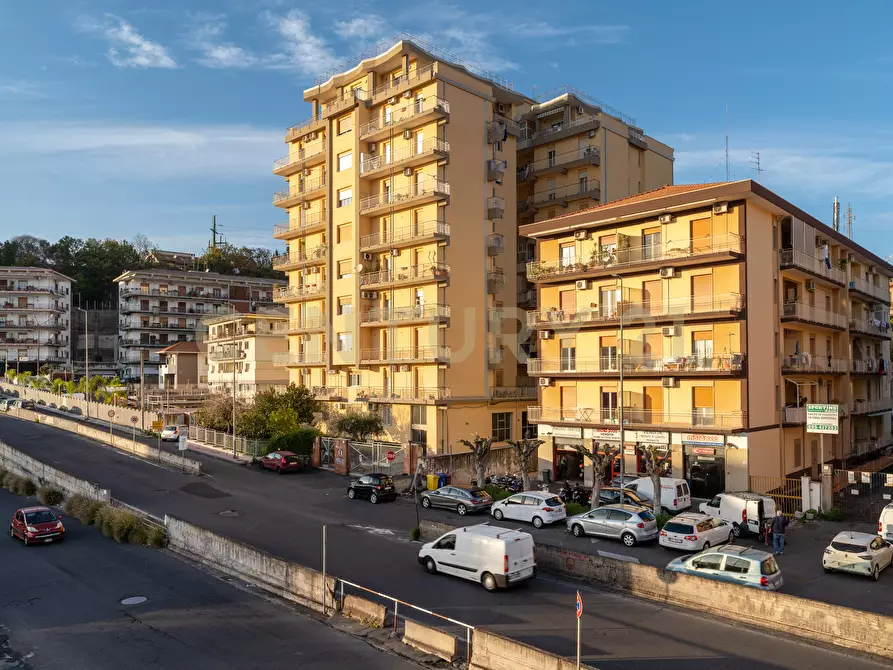 Immagine 3 di Pentalocale in vendita  in Via Due Obelischi 48 a Gravina Di Catania