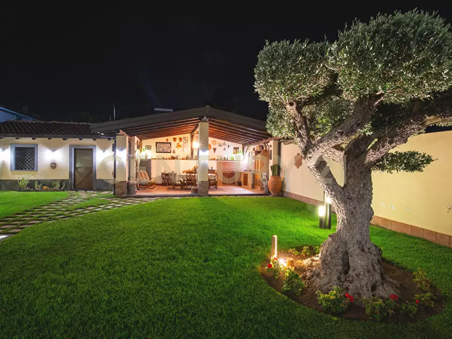 Immagine 90 di Villa in vendita  in Via Salemi 19 a Mascalucia