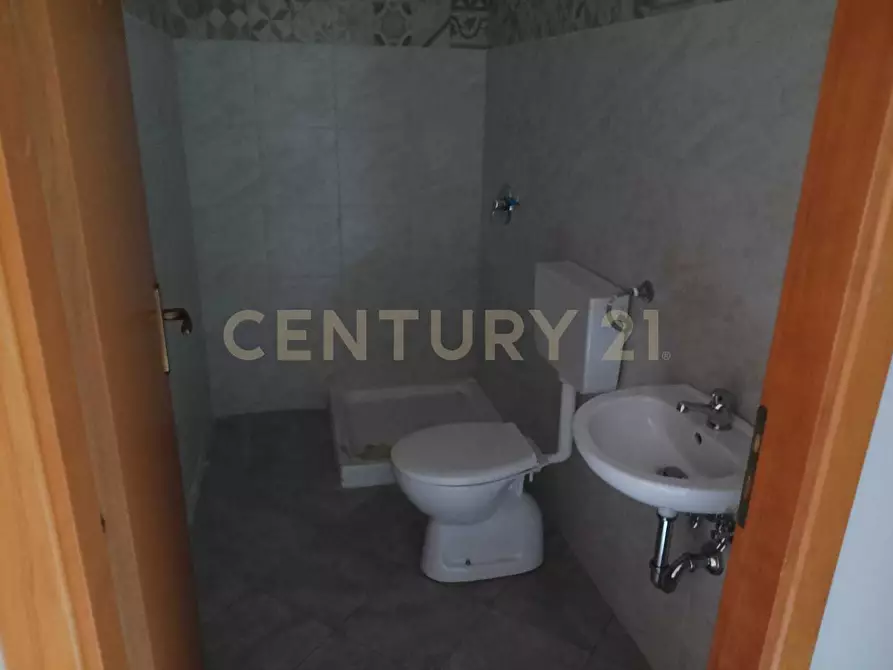 Immagine 12 di Locale commerciale in affitto  in Via Vittorio Emanuele 72 a Aci Catena