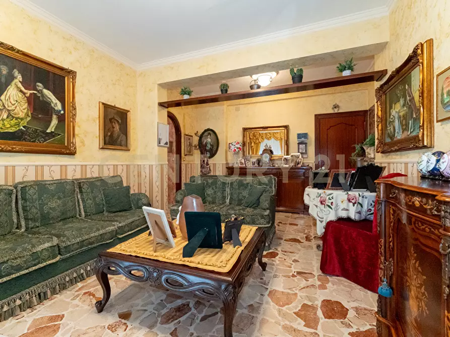 Immagine 10 di Pentalocale in vendita  in Via Carrubella 155 a Gravina Di Catania
