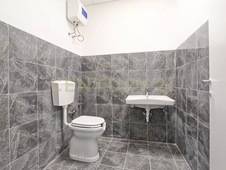 Immagine 14 di Locale commerciale in vendita  in Via Ruggero Fauro 21 a Roma