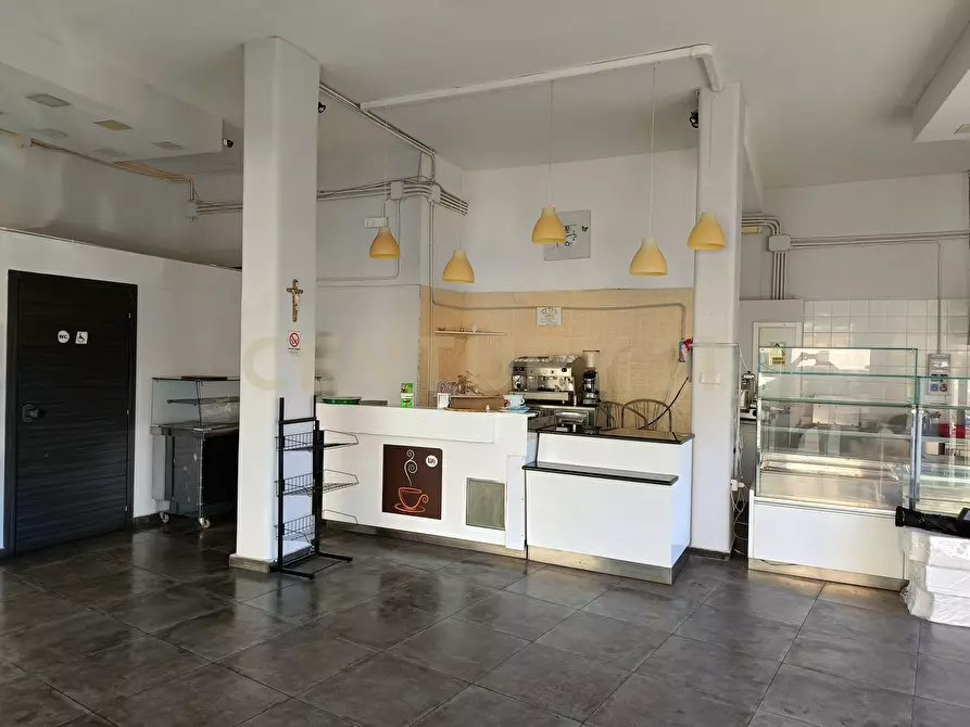 Immagine 9 di Locale commerciale in affitto  in Viale delle Medaglie D'Oro 88 a Catania