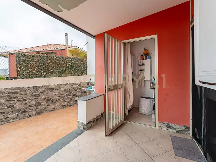 Immagine 13 di Pentalocale in vendita  in Via Crocifisso 26 a Aci Castello
