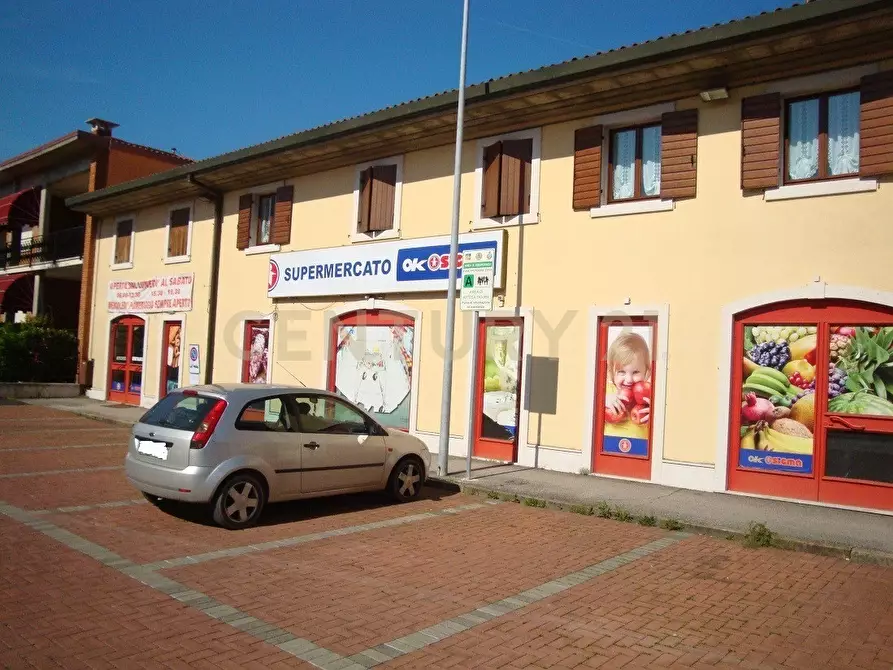 Immagine 3 di Locale commerciale in vendita  in Piazza Alcide De Gasperi 120 a San Giovanni Lupatoto