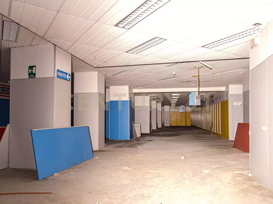 Immagine 11 di Locale commerciale in vendita  in Via Milano 93 a Catania