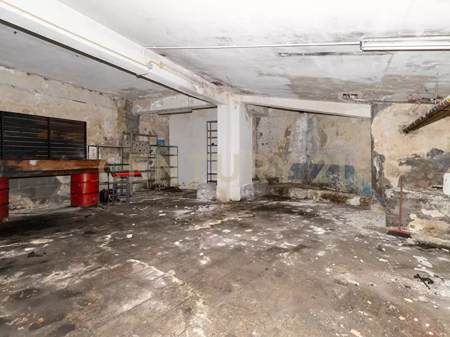 Immagine 29 di Locale commerciale in vendita  in Via Carnazza 37 a Tremestieri Etneo