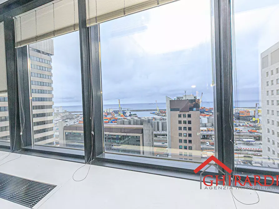 Immagine 30 di Ufficio in affitto  in VIA DE MARINI 1 a Genova