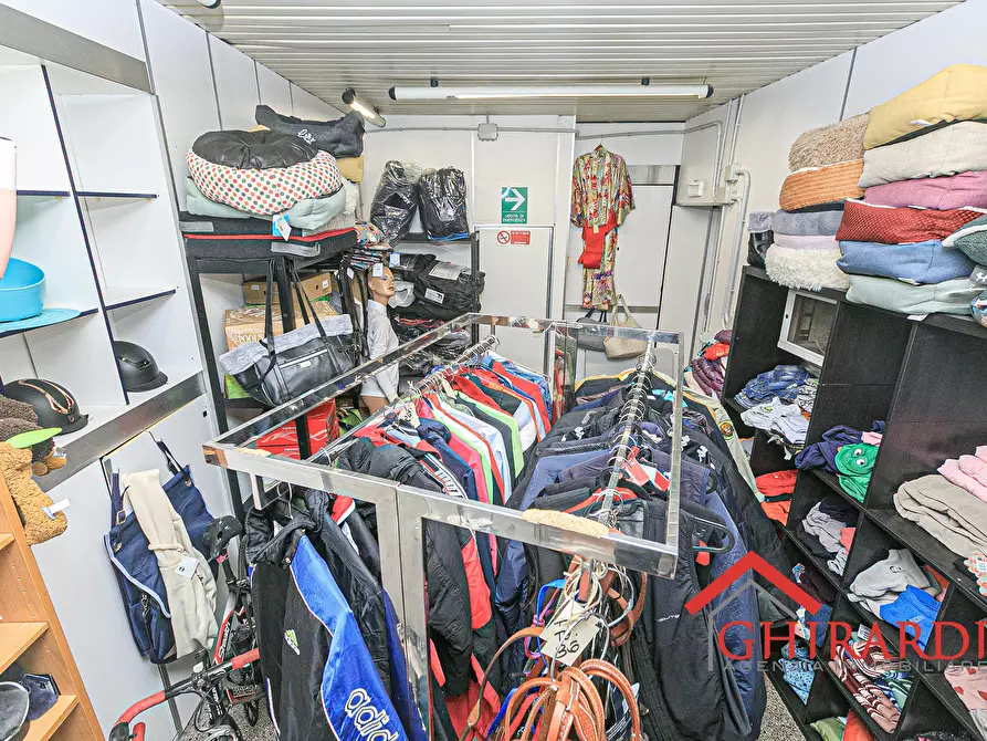 Immagine 27 di Attività commerciale in vendita  in VICO CAMPETTO 3/5 R a Genova