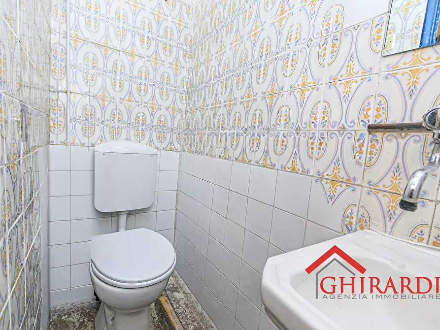 Immagine 32 di Attività commerciale in vendita  in VICO CAMPETTO 3/5 R a Genova