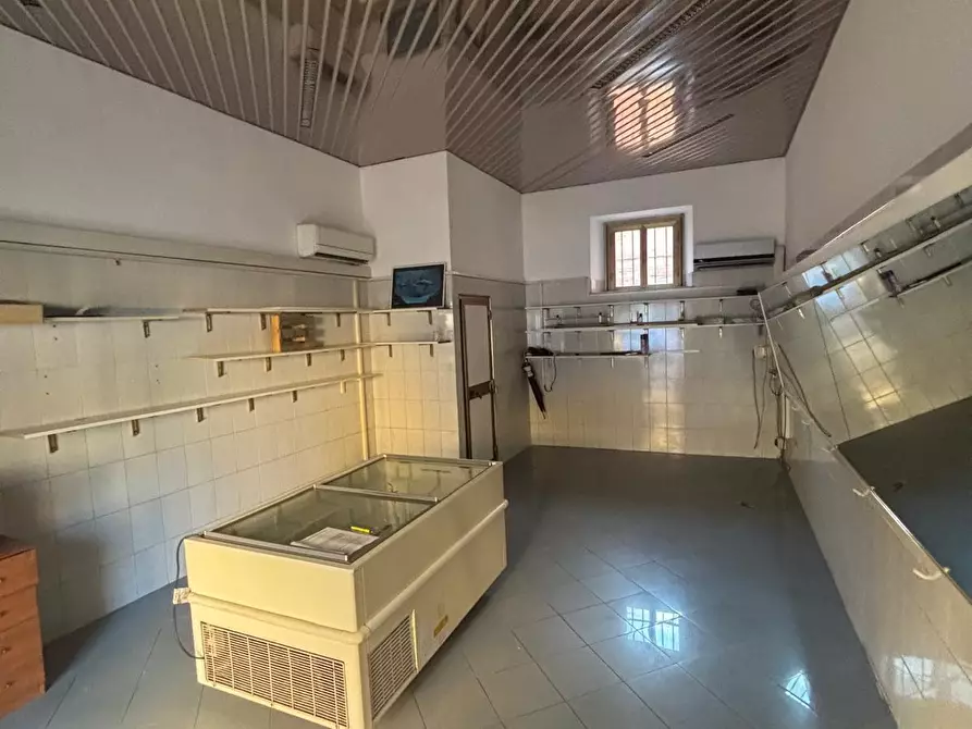 Immagine 10 di Locale commerciale in vendita  in Via Vittorio Veneto 43 a Nettuno