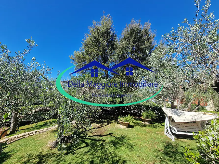 Immagine 25 di Villa in vendita  a Livorno