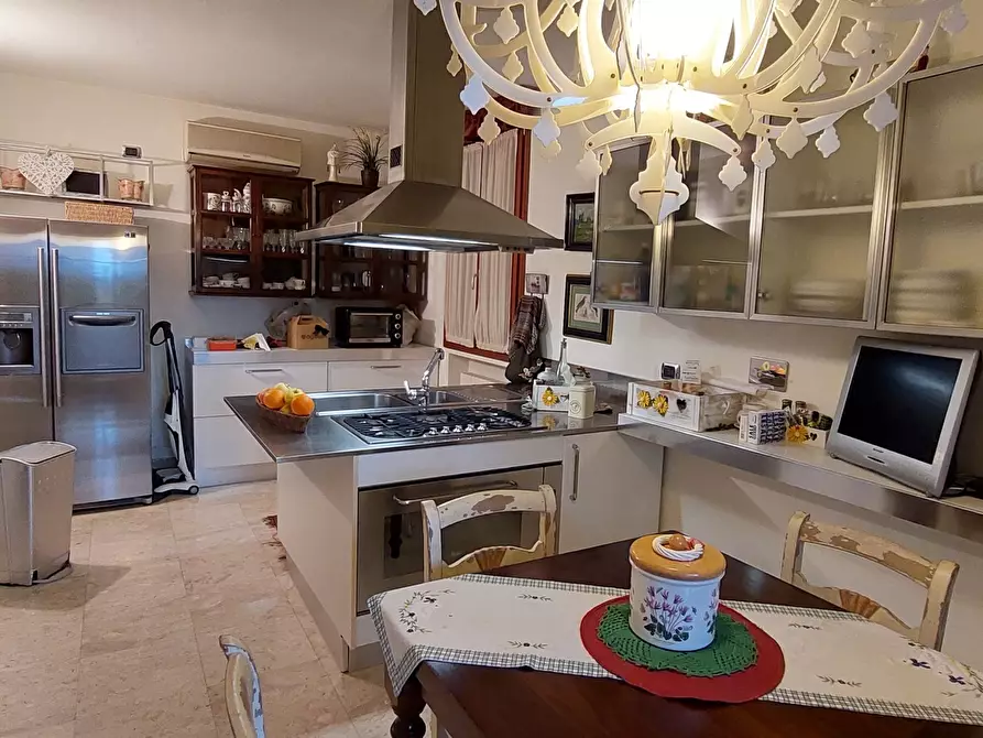 Immagine 20 di Villa in vendita  a Livorno