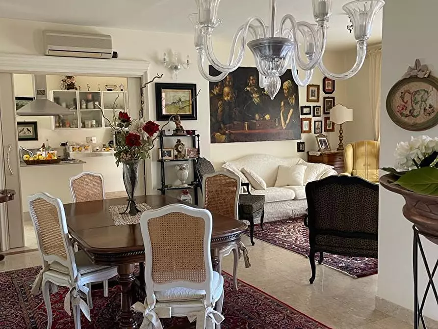 Immagine 5 di Villa in vendita  a Livorno