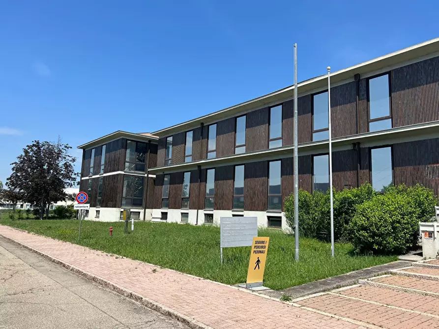 Immagine 12 di Ufficio in affitto  a Parma