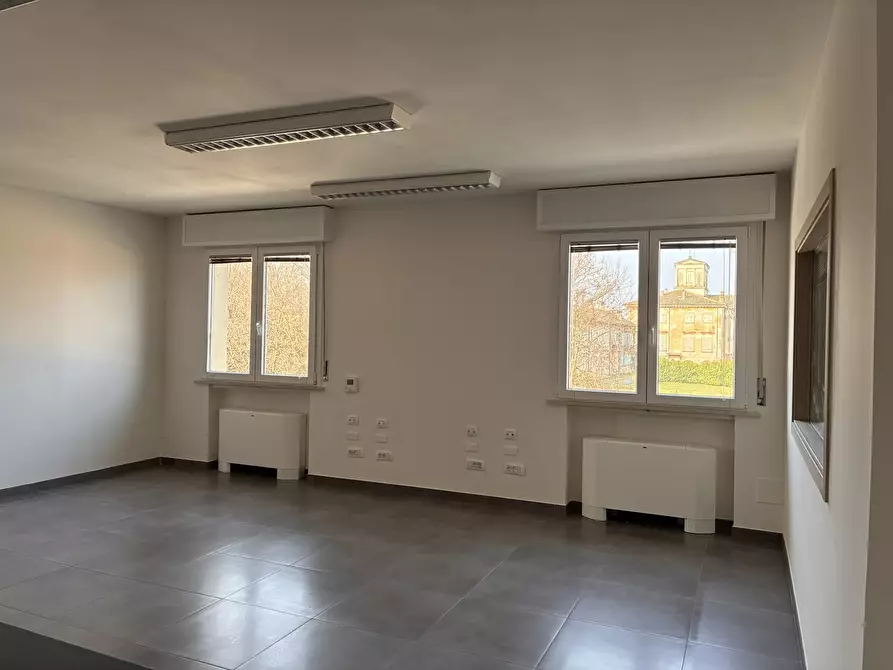 Immagine 10 di Ufficio in affitto  a Parma