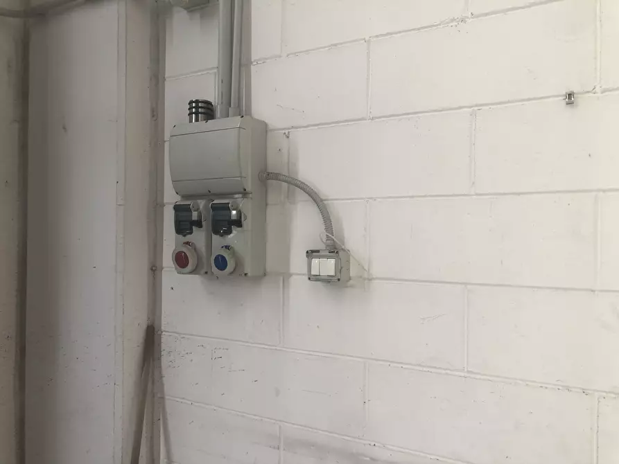 Immagine 21 di Attività artigianale in affitto  a Collecchio