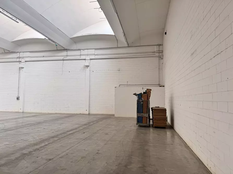 Immagine 15 di Attività artigianale in affitto  a Parma