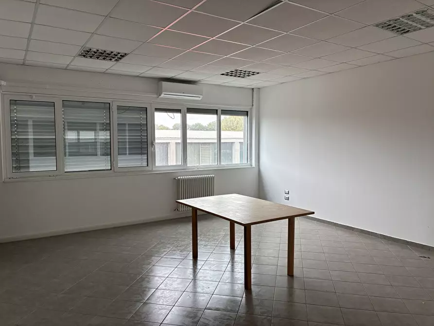 Immagine 10 di Attività artigianale in affitto  a Parma