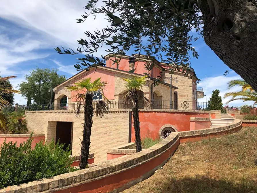 Immagine 1 di Villa in vendita  in Via Passarini a Recanati