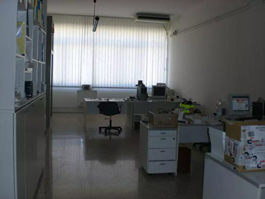 Immagine 1 di Locale commerciale in vendita  in VIA DEL COMMERCIO a Ancona