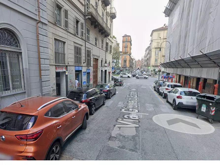 Immagine 3 di Locale commerciale in vendita  in Via Giulia di Barolo a Torino