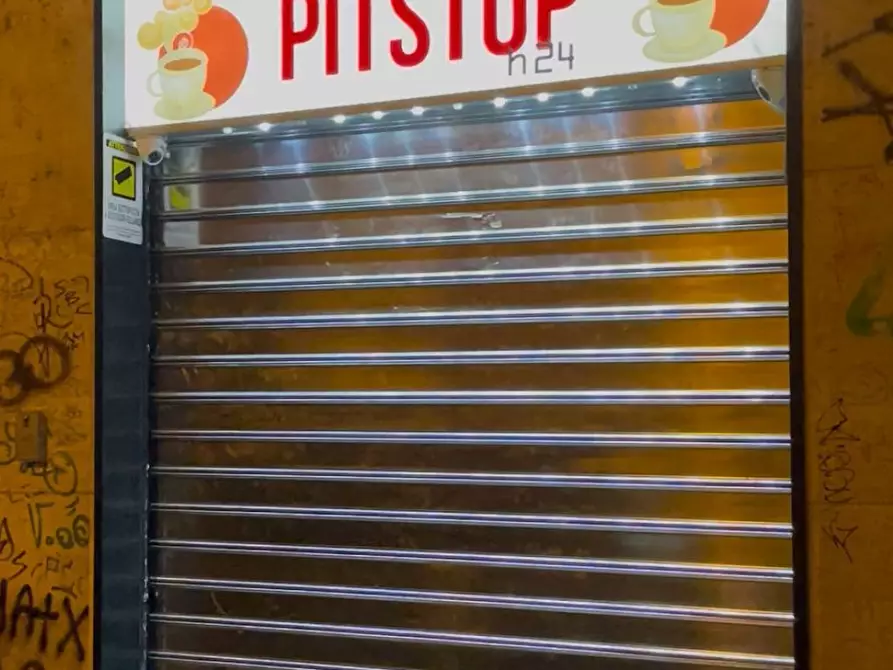 Immagine 4 di Locale commerciale in vendita  in Via Giulia di Barolo a Torino