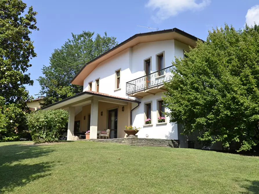 Immagine 1 di Villa in vendita  in via Lodorina 11 a Erba